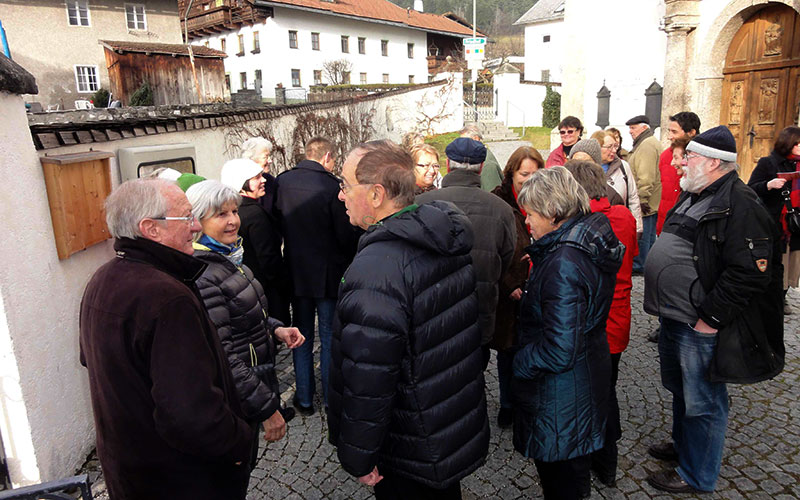 Foto der Reisegesellschaft vor der Kirche