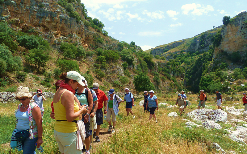 Foto der Schlucht in Matera mit Wandergruppe